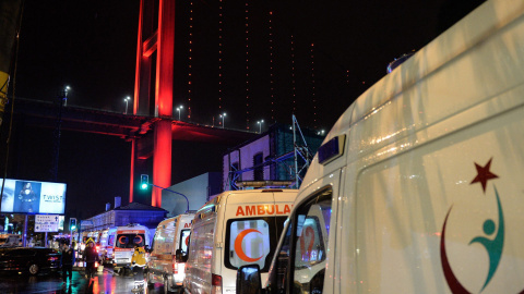 Las colas de ambulancias se sucedieron durante buena parte de la noche frente a la discoteca Reina de Estambul donde se produjo el atentado. EFE/EPA/STR TURKEY OUT