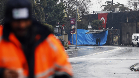 Una bandera turca ondea en la discoteca Reina de Estambul tras el atentado que dejó al menos 39 muertos. EFE / EPA / SEDAT SUNA