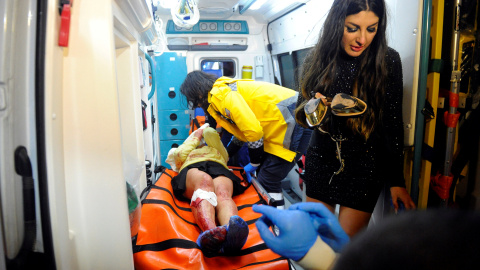 Una mujer herida es trasladada en una de las ambulancias que acudió a la discoteca Reina de Estambul tras el atentado. Agencia de Noticias Murat Ergin / Ihlas a través de REUTERS