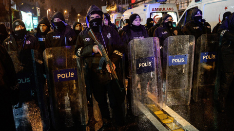 Los antidisturbios turcos aseguran la zona después del atentado en Estambul. EFE / EPA / STR