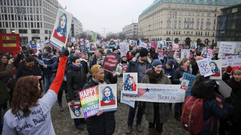 Berlín también se ha volcado en las protestas contra Trump. En la imagen, mujeres en la Plaza de París / REUTERS