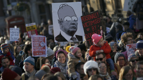 En Londres también se han organizado marchas. En la imagen, una pancarta asemeja a Donald Trump con Homer Simpson / REUTERS