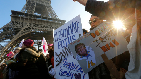 En Francia, las marchas hermanas ante la Torre Eiffel / REUTERS