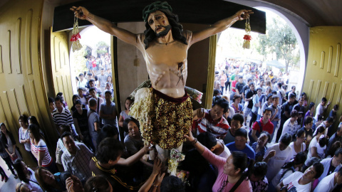 Filipinos acuden a misa con motivo del miércoles de ceniza en Baclaran al sur de Manila (Filipinas) hoy, 10 de febrero de 2016. EFE/Francis R. Malasig