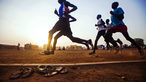 Corredores de Sudán del Sur, seleccionados por la Federación Atlética de Sudán del Sur, entrenan en la pista de atletismo de Buluk en Juba, el 10 de febrero de 2016./AFP