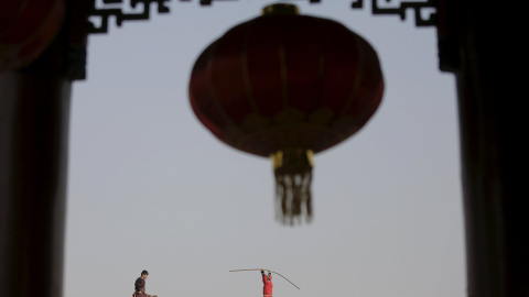 Acróbatas ensayan por el Año Nuevo chino, que da la bienvenida al año del mono, en el parque de Daguanyuan, en Beijing, China, 10 de febrero de 2016. REUTERS / Damir Sagolj