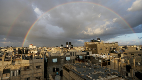 Un arcoiris aparece por encima de Khan Younis, al sur de Gaza./REUTERS/Ibraheem Abu Mustafa