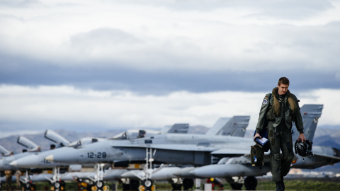 Uno de los pilotos de los seis cazabombarderos F-18 del Ala 12 del Ejército del Aire que han aterrizado hoy en la base aérea malagueña durante la Operación de defensa aérea "Eagle Eye", organizada por el Mando de Defensa y Operaciones Aérea