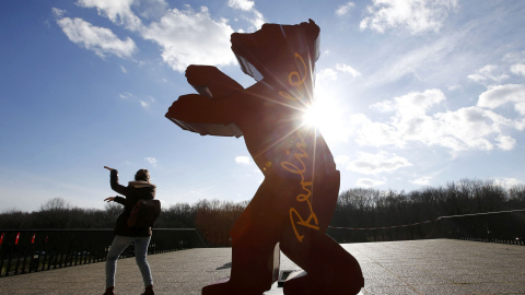 Una mujer se encuentra al lado del logotipo del próximo 66º Festival Internacional de Cine Berlinale en Berlín, Alemania, 10 de febrero de 2016. REUTERS / Fabrizio Bensch