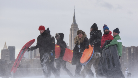 La gente se prepara para jugar en la nieve. Atrás, el Empire State. REUTERS/Stephanie Keith