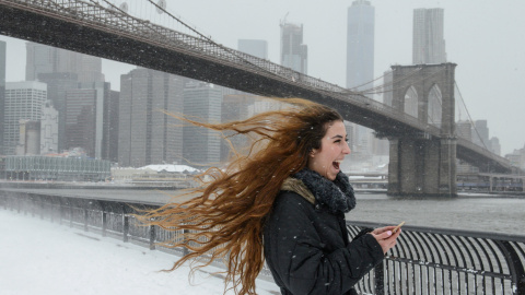 Una chica posa para una foto en el puente de Brooklyn. REUTERS/Stephanie Keith