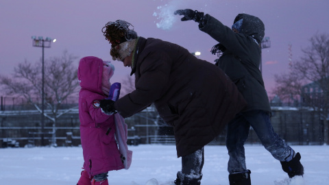 Un niño lnaza nieve a su madre. REUTERS/Bria Webb