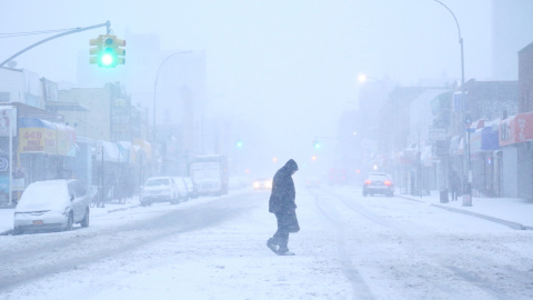 Un residente cruza la calle. REUTERS/Bria Webb