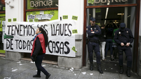 Policías bloquean la entrada de una sucursal bancaria de Bankia durante una protesta contra los desahucios en Madrid. REUTERS/Andrea Comas