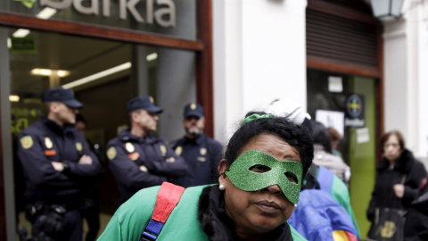 Un activista con una máscara durante una protesta contra los desahucios en Madrid una sucursal bancaria de Bankia. REUTERS/Andrea Comas