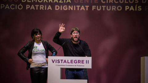 Miguel Urbán levantó el pabellón de Vistalegre con un un discurso apasionado. A su lado, la otra gran figura de Anticapitalistas, Teresa Rodríguez, líder de Podemos en Andalucía. | JAIRO VARGAS