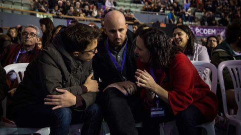 Íñigo Errejón habla con la neutral Carolina Bescansa ante la mirada de otro neutral, Nacho Álvarez. | JAIRO VARGAS