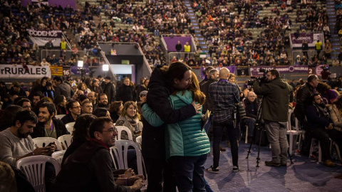 Pablo Iglesias abraza a una compañera. | JAIRO VARGAS