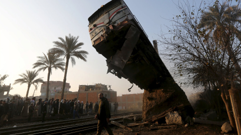 Una multitud observa los restos tras un choque de trenes en Beni Suef, al sur de El Cairo. REUTERS/Mohamed Abd