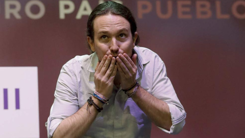 Pablo Iglesias lanza un beso a los asistentes al acto de Vistalegre II. | BALLESTEROS (EFE)