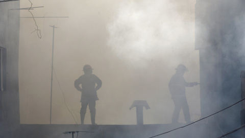 Bomberos filipinos trabajan en la extinción de un incendio en Manila, Filipinas. EFE/Mark R. Cristino