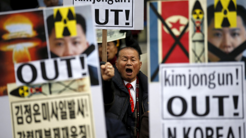 Un hombre canta consignas durante una manifestación contra Corea del Norte en el centro de Seúl. REUTERS/Kim Hong-Ji