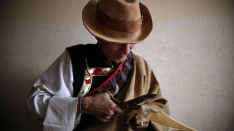 Un hombre tibetano trabaja en un traje durante una función organizada con motivo del Año Nuevo tibetano en Katmandú, Nepal. REUTERS/Navesh Chitrakar