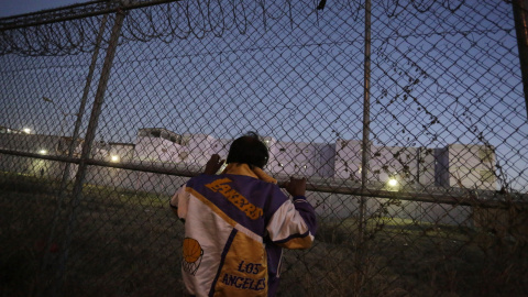 Familiar de un preso permanece fuera de la prisión de Topo Chico en Monterrey, tras el motín en el que han resultado muertas decenas de personas. REUTERS/Daniel Becerril