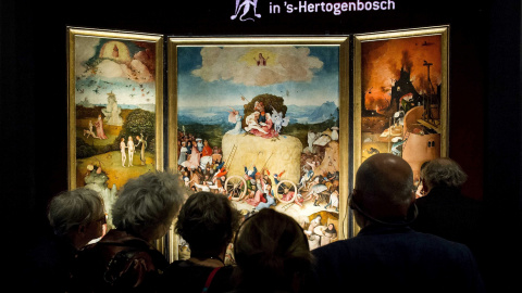 Visitantes observan el tríptico 'El carro de heno', del pintor holandés Jheronimus Bosch 'El Bosco', durante una exposición en el Noordbrabants Museum de Bolduque, Holanda. EFE/KOEN VAN WEEL