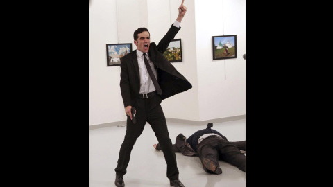 Fotografía facilitada por la organización World Press Photo (WPP) este lunes, que muestra la imagen tomada por el fotógrafo Burhan Ozbilici de la agencia Associated Press (AP) momentos después de que el agente de policía Mevlut Mert Altinta