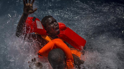 Fotografía que muestra una imagen tomada por el fotógrafo británico Mathieu Willcocks que ha sido galardonada con el tercer premio en historias de 'Noticias de Actualidad' de los World Press Photo. En la imagen aparecen dos hombres que luch