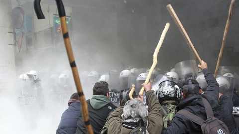 Ganaderos y agricultores se enfrentan a los antidisturbios durante una protesta en Atenas. EFE/Pantelis Saitas