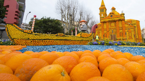 Escultura 'Muerte en Venecia' realizada con limones y naranjas, durante la 83 edición del Festival del Limón que se celebra en Menton, Francia. EFE/Olivier Anrigo