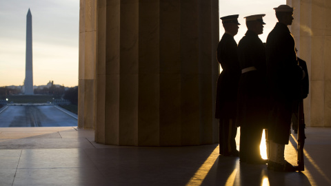 Miembros de la Guardia de Honor estadounidense participan en una ceremonia para conmemorar el 207 aniversario del nacimiento Abraham Lincoln en el Lincoln Memorial de Washington. EFE/MICHAEL REYNOLDS