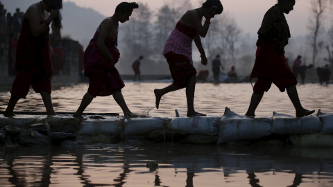 Devotos regresan después de tomar un baño sagrado en el río durante el festival Triveny Swasthani Brata Katha en Panauti, Nepal. REUTERS/Navesh Chitrakar