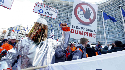 Trabajadores del acero europeos participan en una manifestación en el centro de Bruselas. REUTERS