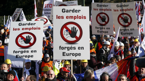 Trabajadores del acero uropeaparala toman parte en una manifestación en el centro de Bruselas. Miles de trabajadores , junto con los gerentes y empleados, portan pancartas en las que se lee " mantener los trabajos forjados en Europa " .REUT