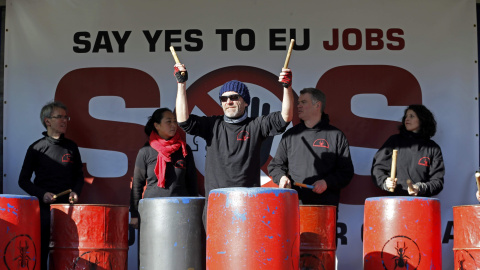 Trabajadores del acero europeos participan en una manifestación en el centro de Bruselas. Exigen a la Comisión Europea que tome medidas urgentes contra la amenaza del dumping chino en el mercado de la UE. REUTERS /