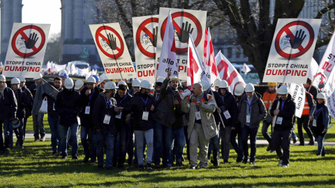 Trabajadores del acero europeos se manifiestan en el centro de Bruselas contra el chino dumping y la amenaza de miles de pérdidas de empleo en el mercado de la UE. REUTERS