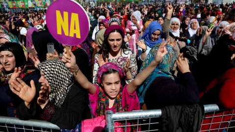 Varias mujeres marchan con motivo del Día Internacional de la Mujer en Diyarbakir, Turquía. REUTERS/Sertac Kayar