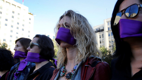 Varias mujeres secundan la marcha con motivo del Día Internacional de la Mujer en Santiago de Chile, Chile. REUTERS/Carlos Vera