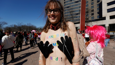 Una activista apoya la huelga por el Dia Internacional de la Mujer en Washington, EEUU. REUTERS/Kevin Lamarque