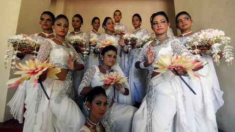 Varias mujereres secundan la huelga con motivo del Día Internacional de la Mujer en Colombo, Sri Lanka. REUTERS/Dinuka Liyanawatte