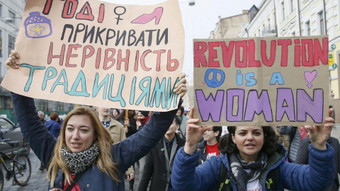 Varias mujereres marchan con motivo del Día Internacional de la Mujer en Kiev, Ucrania. REUTERS/Valentyn Ogirenko