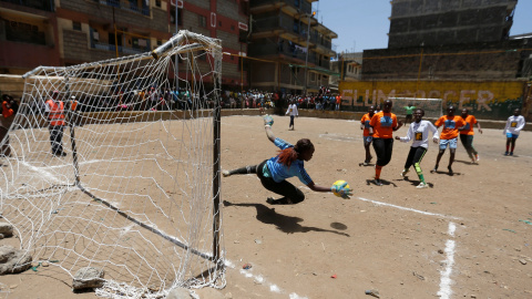 Un grupo de muejres juegan al fútbol para celebrar el Día Internacional de la Mujer en Nairobi, Kenia. REUTERS/Thomas Mukoya