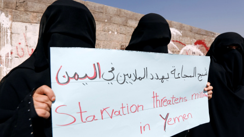 Varias mujeres secundan la marcha por el Día Internacional de la Mujer en Sanaa, Yemen. REUTERS/Khaled Abdullah