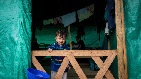 Un niño en una de las cabañas improvisadas por los guerrilleros de las FARC en el campamento de transicIón de La Fila, en Tolima.- JAIRO VARGAS