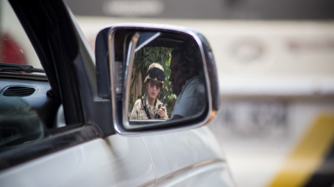 Un transportista de combustible espera durante el control del Ejército para acceder a la zona veredal de transición de las FARC en La Elvira, el Cauca.- JAIRO VARGAS