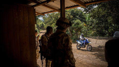 Varios soldados colombianos vigilan el acceso a al campamento de guerrilleros desmovilizados de las FARC en La Elvira, el Cauca.- JAIRO VARGAS