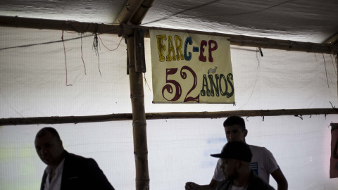 Varios miembros de las FARC, en una de las carpas que han levantado en la zona veredal de transición de La Elvira, en el Cauca.- JAIRO VARGAS